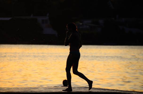 женщина в бикини ходит по озеру
 - Фото, изображение