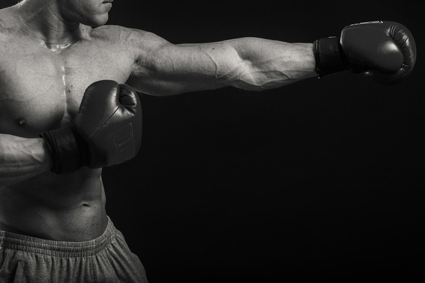 Athletischer Mann in Boxhandschuhen - Foto, Bild