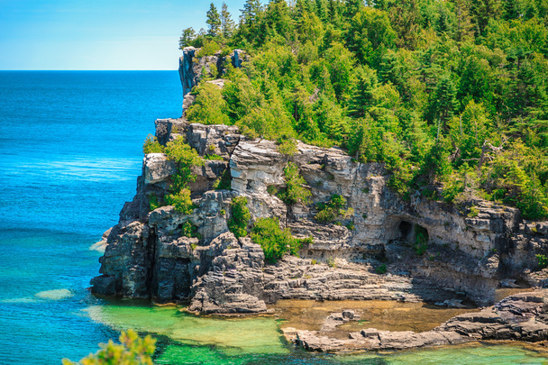 удивительный природный скалистый вид на пляж и спокойный лазурный чистая вода в красивой, приглашая Брюс полуостров, Онтарио
 - Фото, изображение