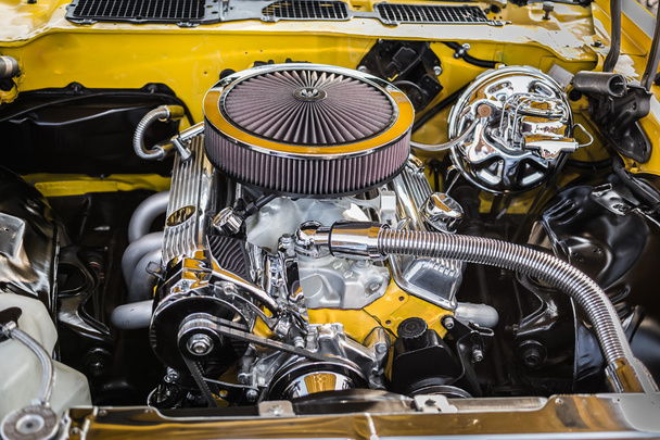 Hermosa hermosa vista de la vendimia clásico retro coche detallado motor y piezas
 - Foto, imagen