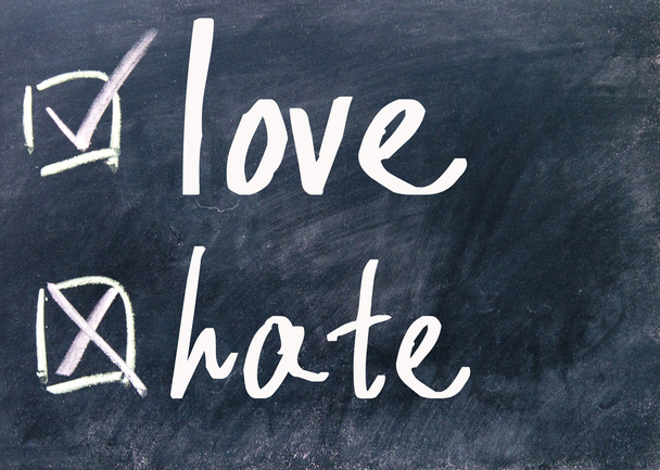 liefde en haat keuze op blackboard - Foto, afbeelding