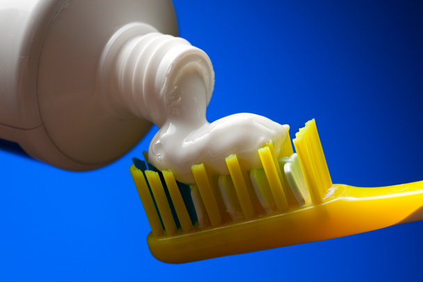 歯ブラシと歯磨き粉 - 写真・画像