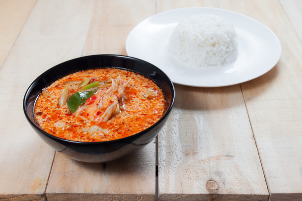 Sopa de Tom Yum con arroz jazmín en la mesa de madera, comida tailandesa
 - Foto, Imagen