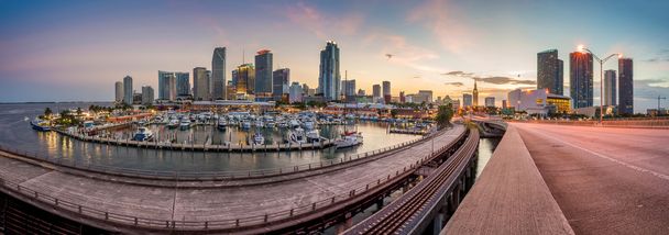 panorama panoramę miasta Miami w zmierzchu - Zdjęcie, obraz