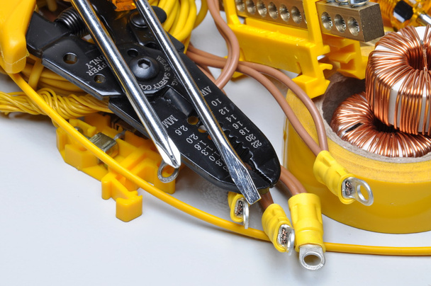 Narzędzia i części instalacji elektrycznej - Zdjęcie, obraz