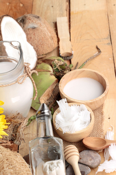 Noix de coco et lait, huile de coco pour une alimentation saine et bio et la beauté
  - Photo, image