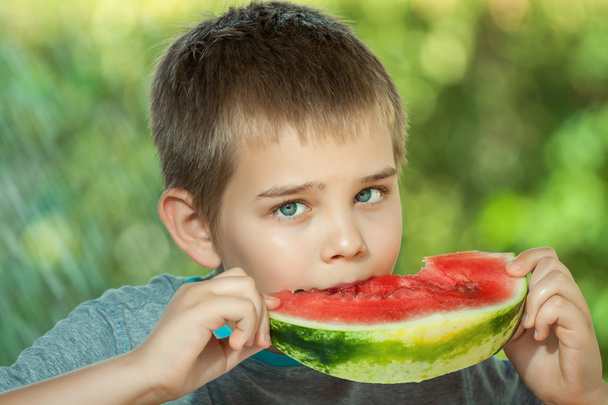 fiatal fiú enni görögdinnye - Fotó, kép