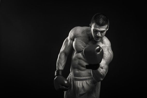 Lekkoatletycznego mężczyzna w Rękawice bokserskie - Zdjęcie, obraz