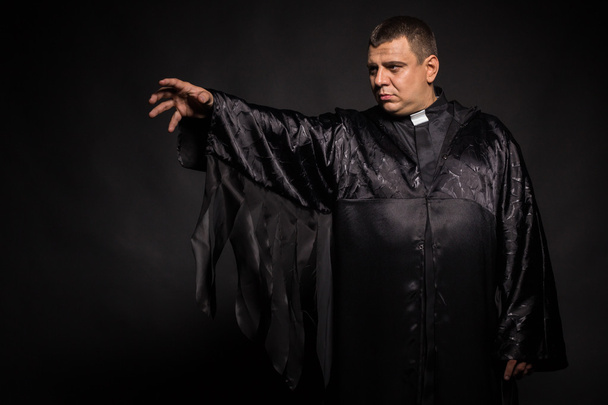 L'acteur joue le rôle d'un prêtre
 - Photo, image