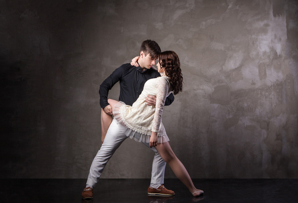 Beautiful couple in the active ballroom dance - Foto, imagen