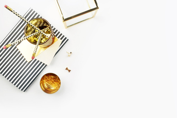 office table view and gold accessories, mock up background, header site - Foto, afbeelding