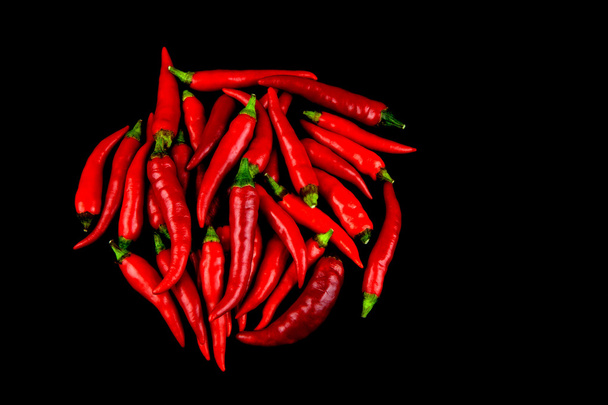 Červené chilli na černém pozadí - Fotografie, Obrázek