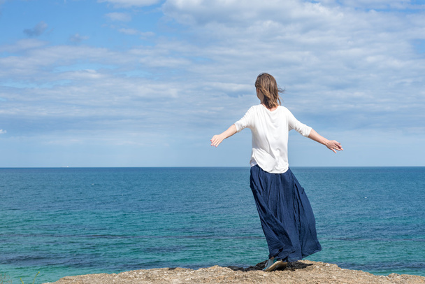 Woman standing at the beach - Foto, imagen