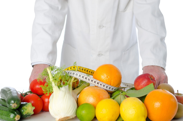 Лікар дієтолог перед фруктами та овочами
 - Фото, зображення