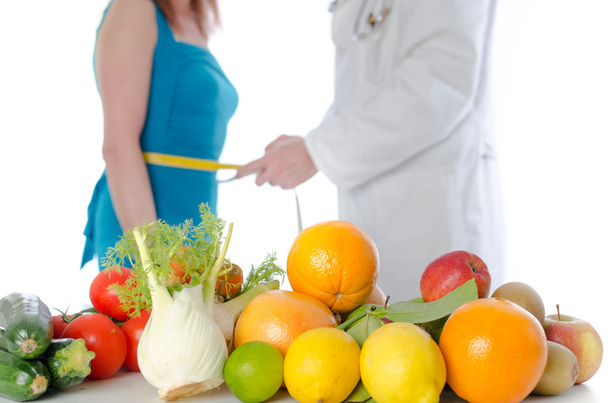 Arzt Ernährungsberater misst die Taille eines Patienten - Foto, Bild