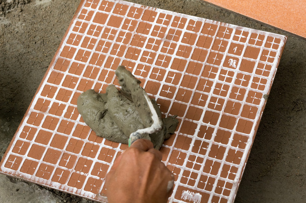 Плитка на роботі. зчеплення підлогової плитки з клеєм плитки
 - Фото, зображення