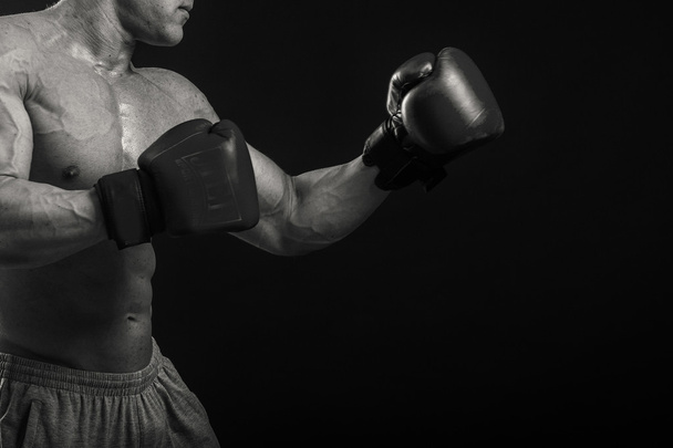 Boxer handschoenen op een donkere achtergrond - Foto, afbeelding