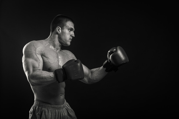Атлетик в боксёрских перчатках
 - Фото, изображение