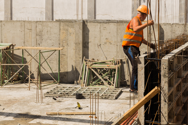 VINNITSA, UCRANIA - 19 de junio de 2015: Trabajos de construcción con estructura monolítica
 - Foto, imagen