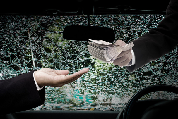  Un homme d'affaires offre de l'argent pour la réparation, concept d'assurance automobile
 - Photo, image