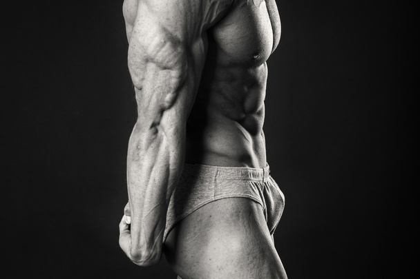 hombre muestra músculos
 - Foto, Imagen