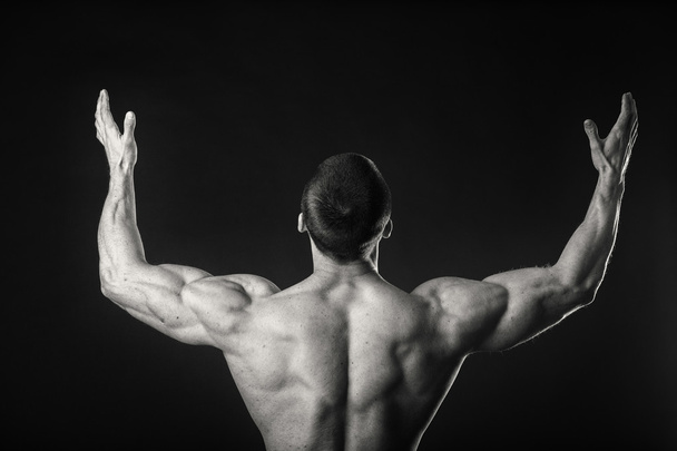 muž ukazuje svaly - Fotografie, Obrázek