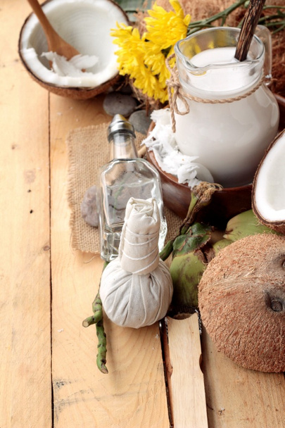 Kokosnuss und Milch, Kokosöl für gesunde biologische Ernährung und Schönheit  - Foto, Bild