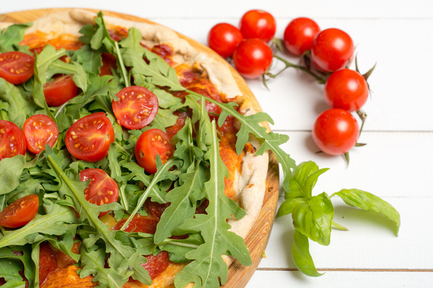 пицца с помидорами и руколой
 - Фото, изображение