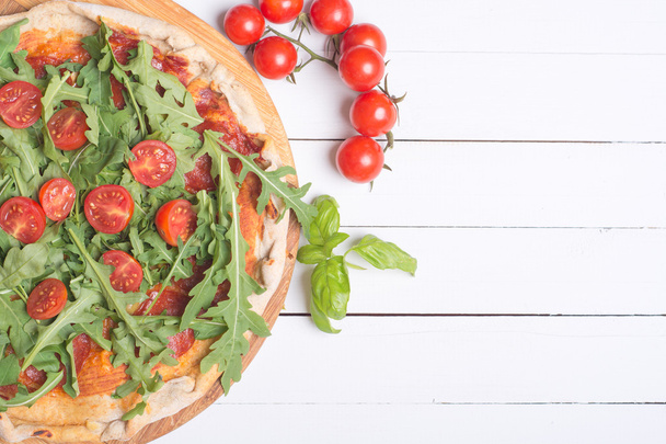 pizza met tomaten en rucola - Foto, afbeelding
