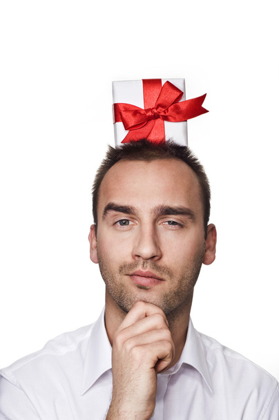 άνθρωπος με ένα δώρο στο κεφάλι του - Φωτογραφία, εικόνα