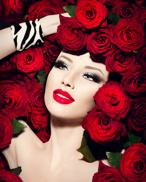 girl with roses flowers hairstyle - Zdjęcie, obraz