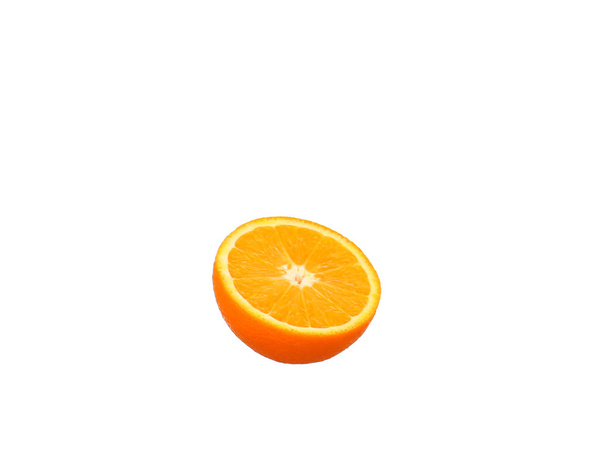 Orangenfrucht Hälfte und zwei Segmente oder Kanteln isoliert auf weißem Hintergrund Ausschnitt - Foto, Bild