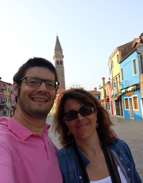 fiatal házaspár, látogatás a sziget Burano Velence közelében - Fotó, kép
