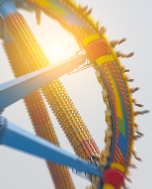 Super pêndulo no parque de diversões
 - Foto, Imagem