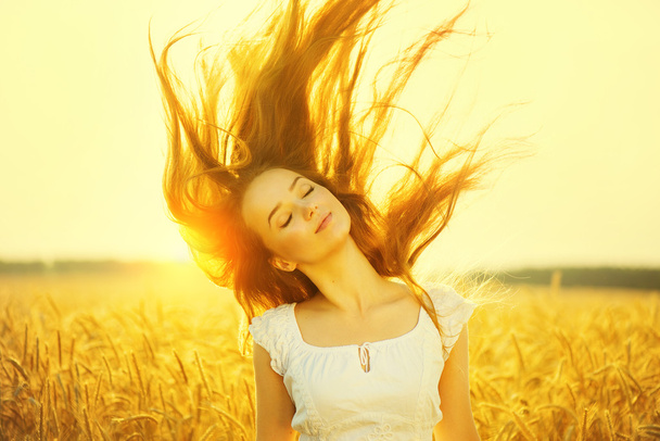 Belleza chica romántica al aire libre en la luz del sol
 - Foto, Imagen