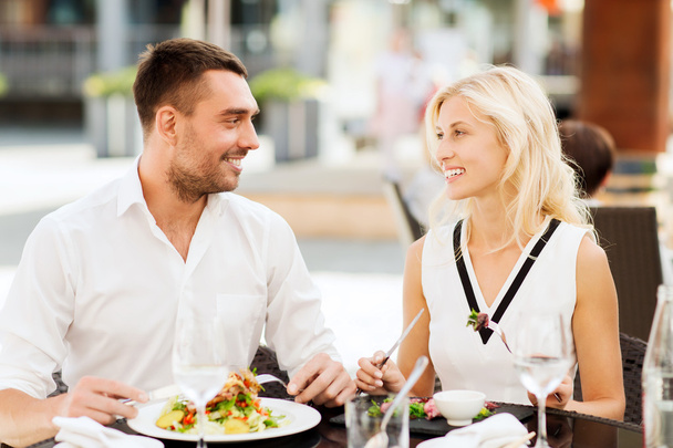 happy couple eating dinner at restaurant terrace - Fotoğraf, Görsel