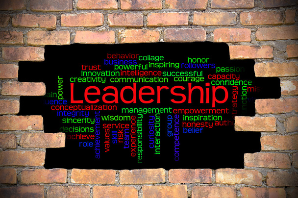 Дыра у кирпичной стены с облаком лидерских слов внутри
 - Фото, изображение