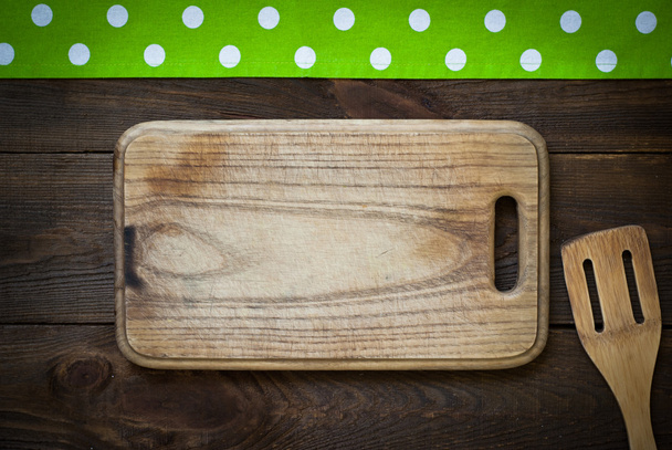 Table en bois avec une nappe
 - Photo, image