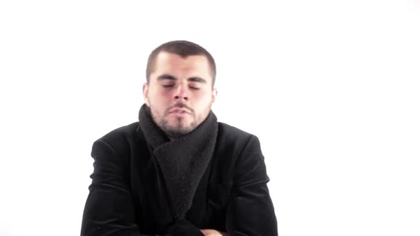 Beteg ember tüsszögés egészségügyi koncepció - Felvétel, videó