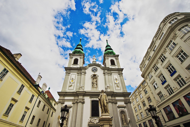 ザンクト ・ マリアヒルフ/Barnabites 教会、ウィーンの背景にフランツ ・ ヨーゼフ ・ ハイドンの記念碑 - 写真・画像