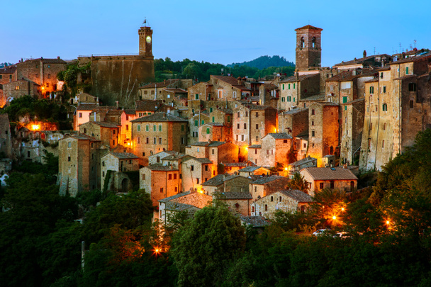 Sorano - tuf miasta w Toskanii. Włochy - Zdjęcie, obraz
