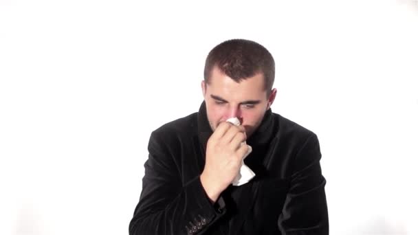 Hombre enfermo usando aerosol nasal Concepto de salud
 - Metraje, vídeo