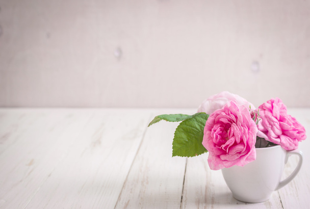 Ροζ τριαντάφυλλα τσαγιού σε λευκό φόντο ξύλινη - Φωτογραφία, εικόνα