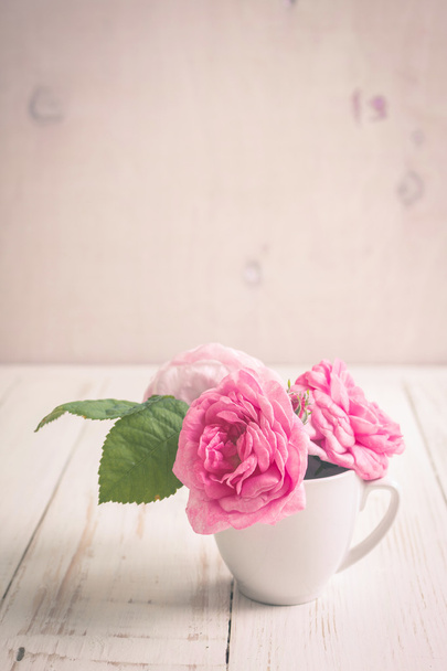 Rosas de chá rosa em um fundo de madeira branco
 - Foto, Imagem