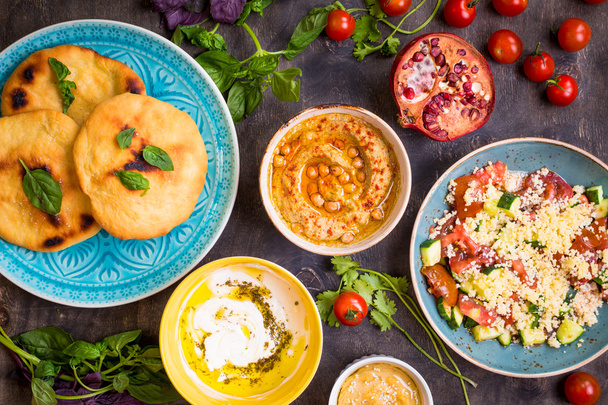 Táblázat a közel-keleti vegetáriánus ételeket szolgálják fel. Hummus, törő - Fotó, kép