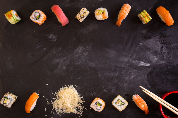 Sushi em fundo escuro. Minimalismo
 - Foto, Imagem
