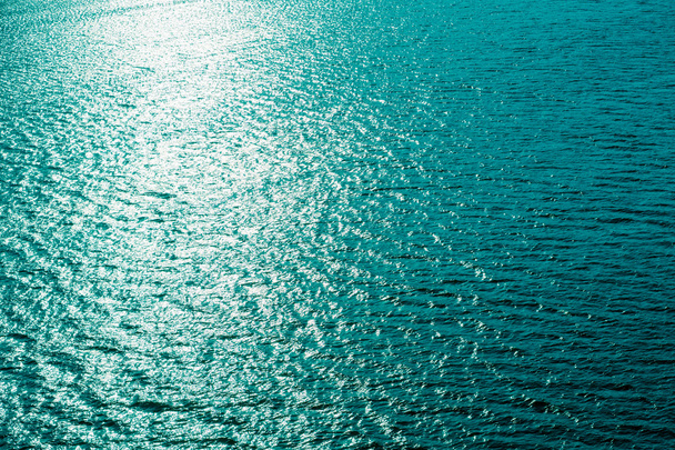 Чистая голубая вода с солнечными отражениями
 - Фото, изображение