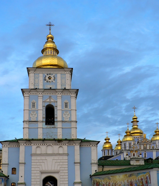 Gran catedral ortodoxa azul con cúpulas doradas
 - Foto, imagen