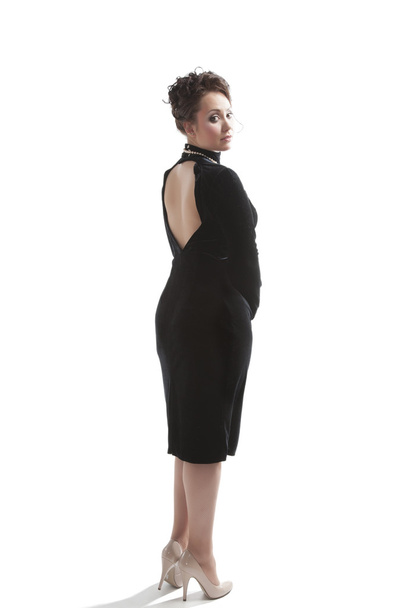 Młoda kobieta w czarnej sukni z koralików - Zdjęcie, obraz
