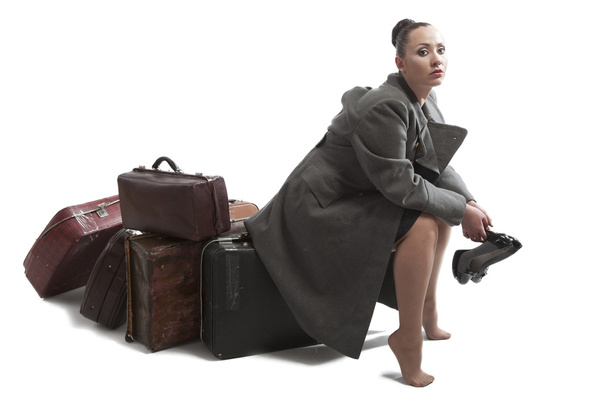 γυναίκα με ρετρό βαλίτσες - Φωτογραφία, εικόνα